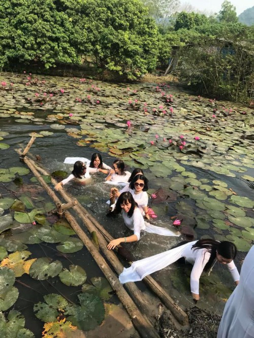 "Thảm họa" khiến các cô gái "ướt như chuột lột".