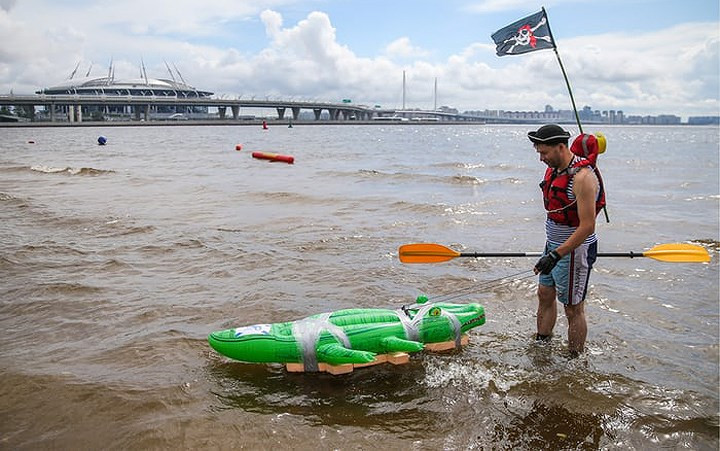 Phao cá sấu thì quá bé mà chàng cướp biển thì quá cao lớn nên chàng ta đã phải gia cố băng dính cho cá sấu nhỏ./.
