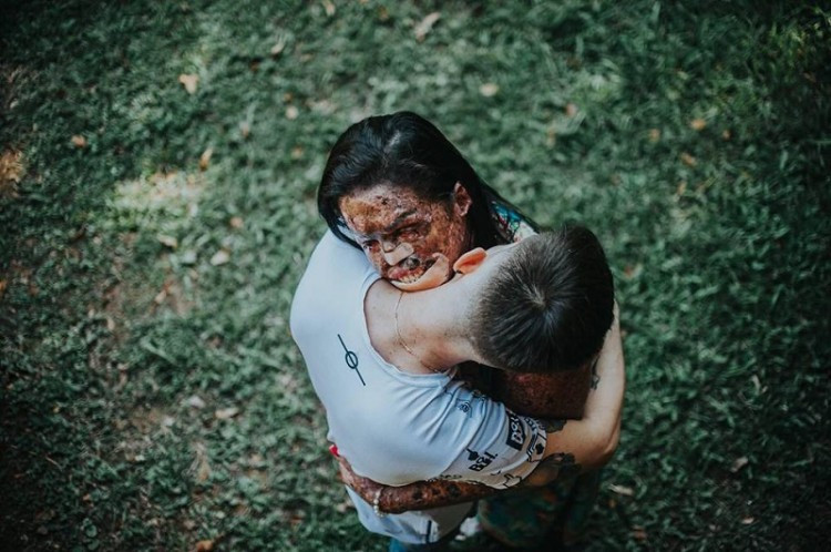 Vì khi yêu nhau người ta có thể chấp nhận hi sinh mọi thứ.