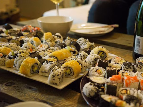Nhà hàng Running Sushi quyết định cấm cửa khách hàng vì anh ta ăn quá nhiều. Ảnh: Odditycentral