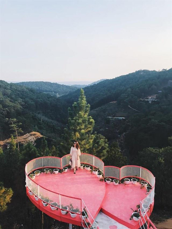 Xuất hiện cầu trái tim đôi ở Đà Lạt có thể phá bỏ lời nguyền chia tay, thu hút nhiều bạn trẻ đến check-in. (Ảnh: Đăng Thy)