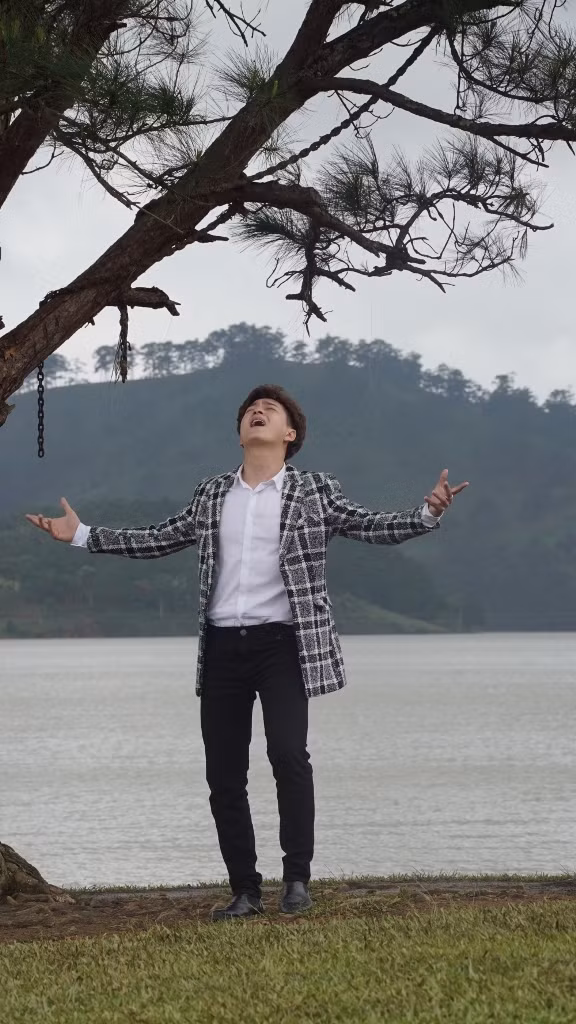 Ngô Kiến Huy cũng là ca sĩ bên ngoài công ty đầu tiên mà Faptv tổ chức sản xuất MV.