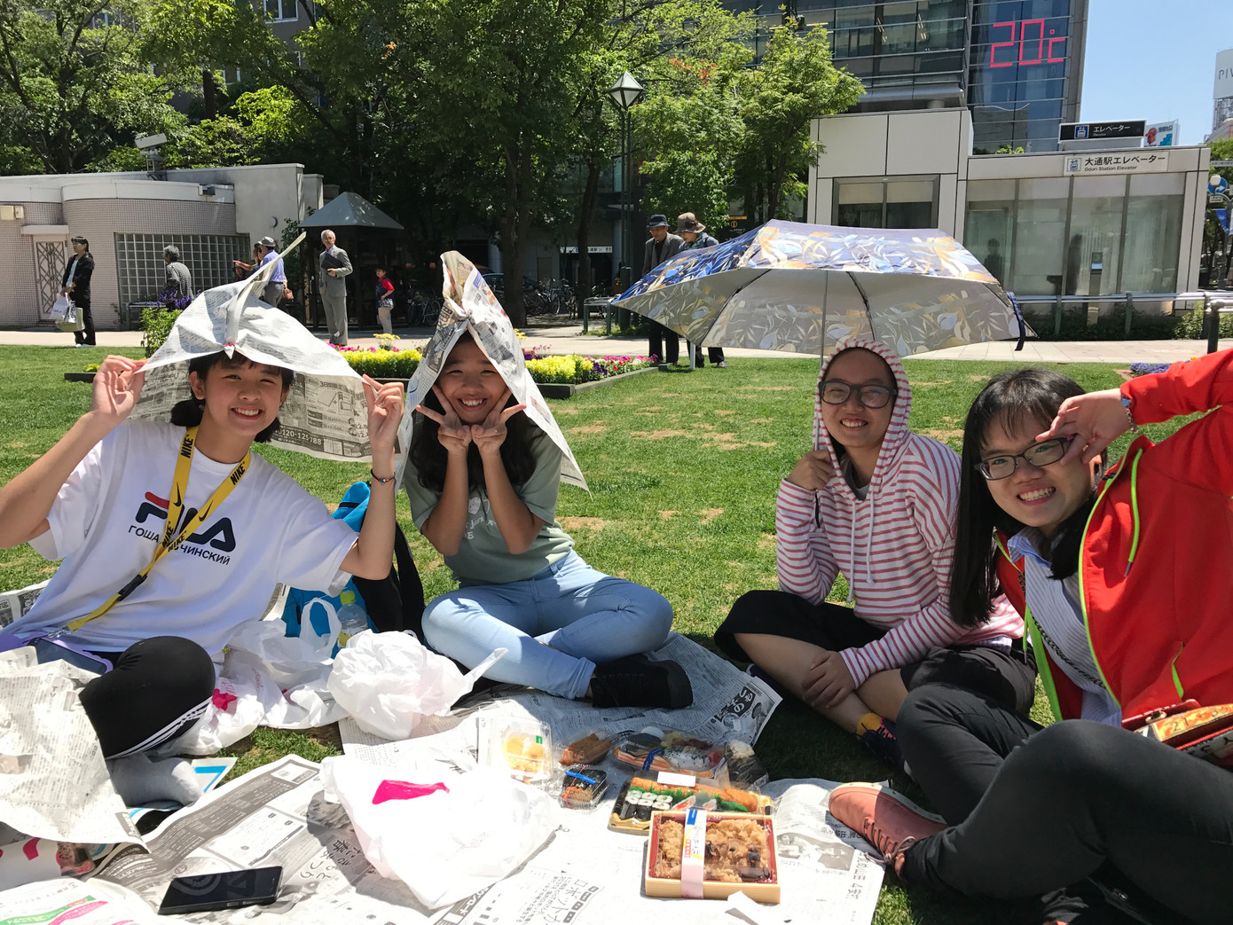 Đây là giữa trưa và màn hình nhiệt độ ở đằng xa chỉ 20 độ C.