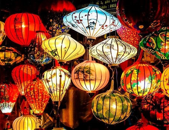 3.000 cây đèn lồng, 50 chiếc khinh khí cầu đầy màu sắc rực rỡ và một đêm pháo hoa thắp sáng miền di sản để đón chào năm mới 2019. 3.000 cây đèn lồng, 50 chiếc khinh khí cầu đầy màu sắc rực rỡ và một đêm pháo hoa thắp sáng miền di sản để đón chào năm mới 2019.