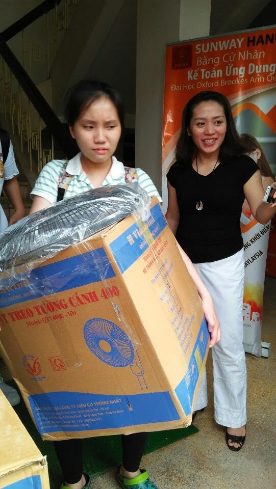 Tặng quạt treo tường tới Làng trẻ Hòa Bình