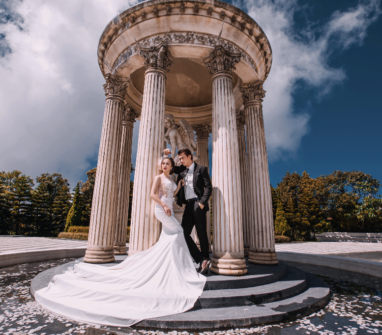 Hà Việt Dũng cho biết, sau khi hôn lễ diễn ra được 2 tháng, cảm xúc của anh vẫn còn rất lâng lâng. Mặc dù bà xã kém đến tận 6 tuổi nhưng luôn hiểu và yêu thương anh hết lòng.