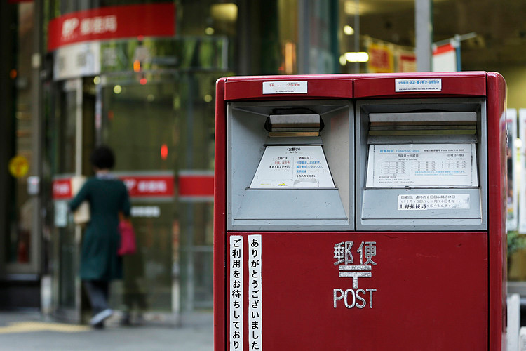 Người đàn ông giấu những bức thư ở nhà từ năm 2003. Ảnh: Asia.nikkei.