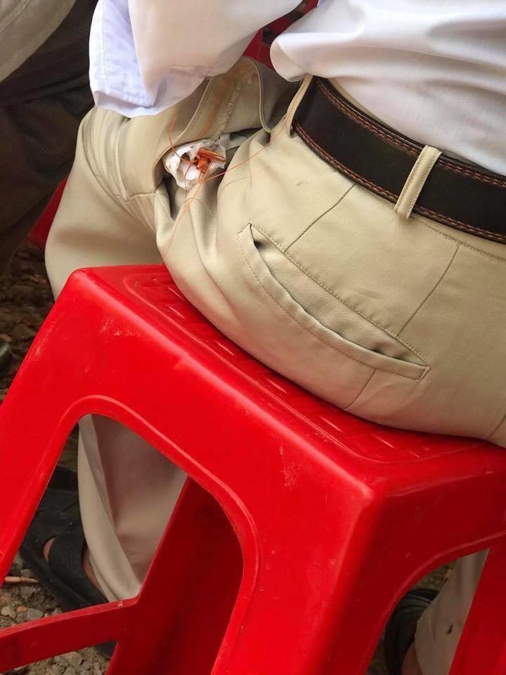 Hình ảnh một người cha gói con tôm trong tờ giấy, lòi cả ra ngoài túi quần lại bỗng thấy rưng rưng.