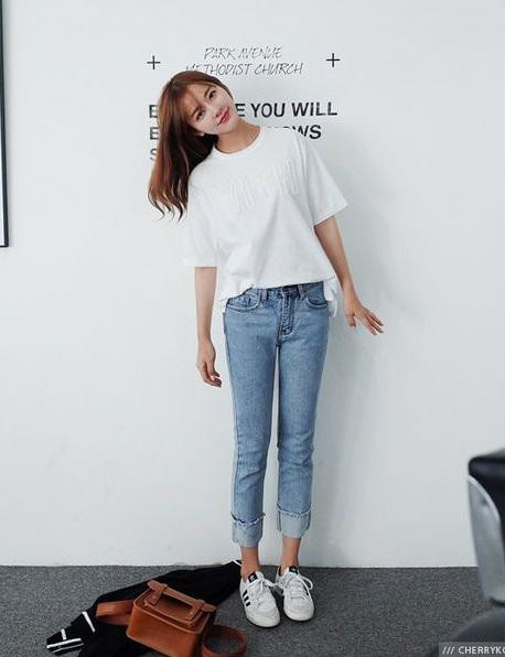 Diện áo thun, quần jean giúp sinh viên trở nên trẻ trung, năng động hơn rất nhiều. Ảnh minh họa.