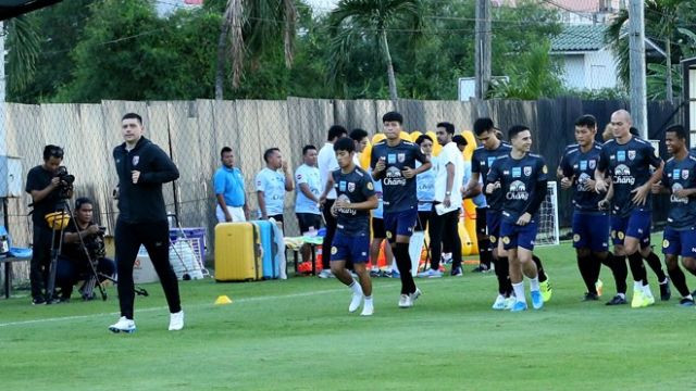 HLV Akira Nishino yêu cầu bố trí hàng rào quây kín sân tập của đội tuyển Thái Lan.