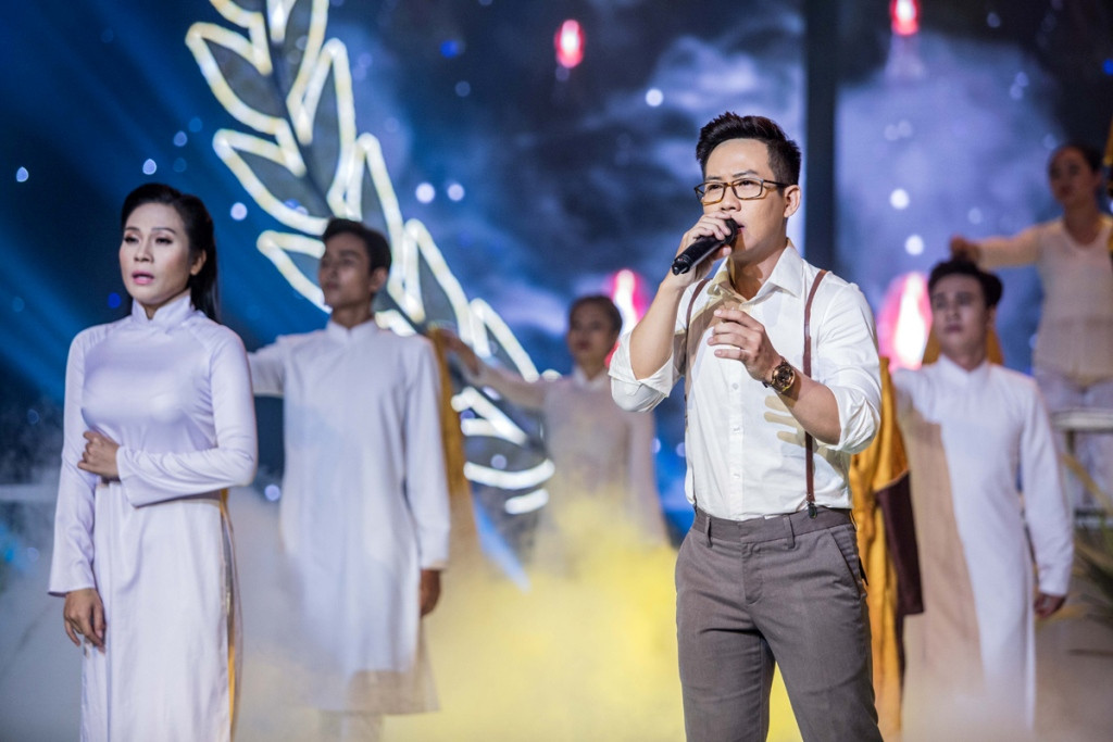 "Hoàng tử bolero” Trọng Khương có lẽ là một bất ngờ của đêm Chung kết bởi anh đã có một phần thi vô cùng xuất sắc. Ca khúc Đường xưa lối cũ với sự thể hiện đầy cảm xúc của Trọng Khương, kết hợp với phần dàn dựng của đạo diễn Vũ Trần và biên đạo múa Yến Nhung, vũ đoàn Việt Hải đã khiến người xem mãn nhãn và đã tai.