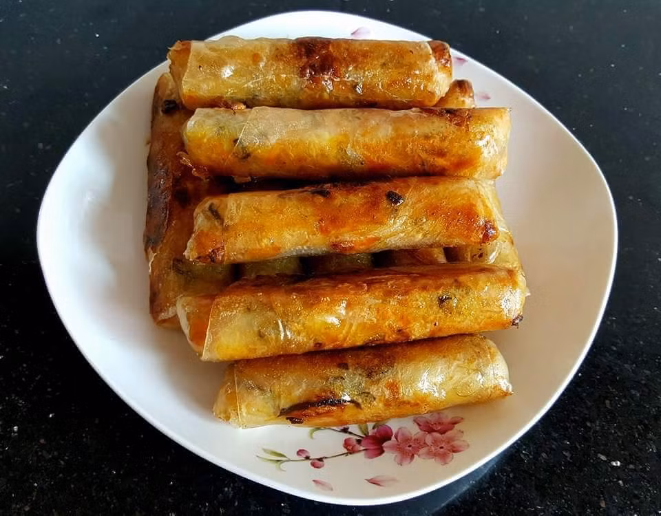 Không khác gì nem bình thường, nhưng ở trong chỉ có rau củ quả thôi.