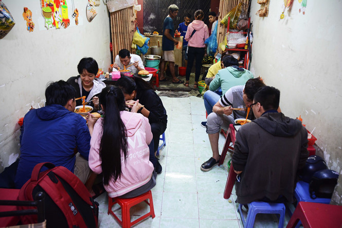 Không gian trong nhà khá nhỏ nên chỉ chứa được ít người và luôn kín chỗ ngồi . ẢNH: HOÀI NHÂN.