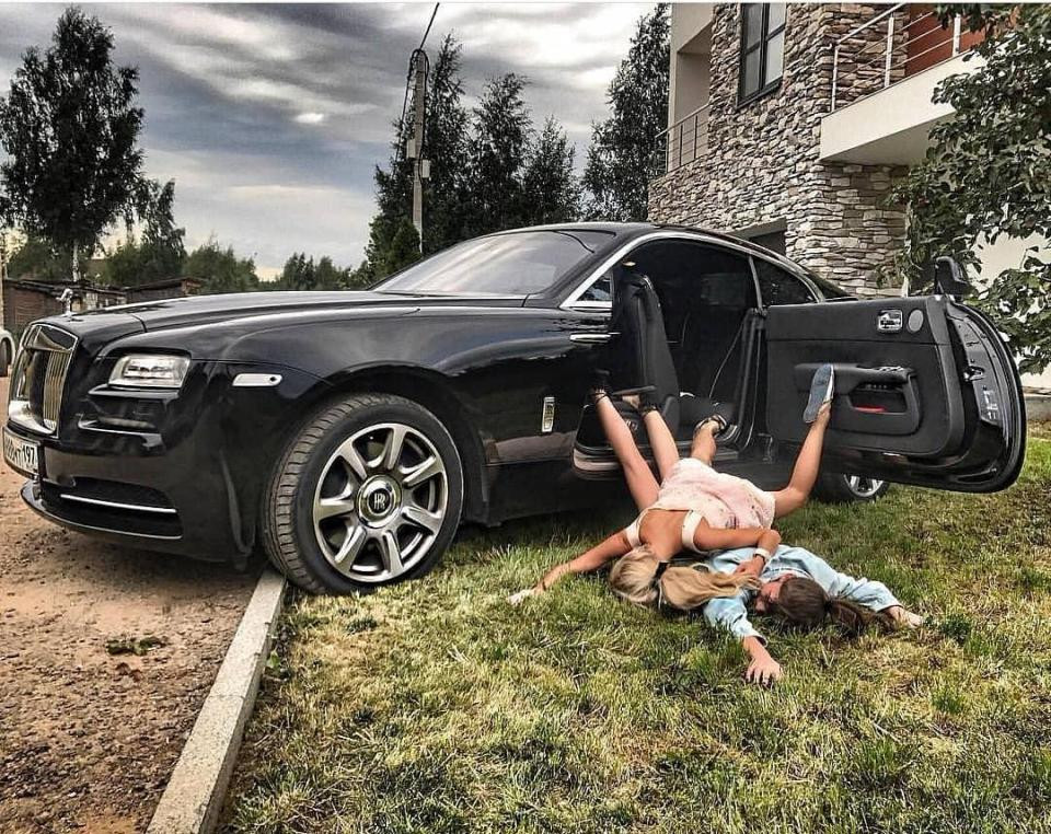 Ngã bên cạnh chiếc siêu xe mới bóng loáng.