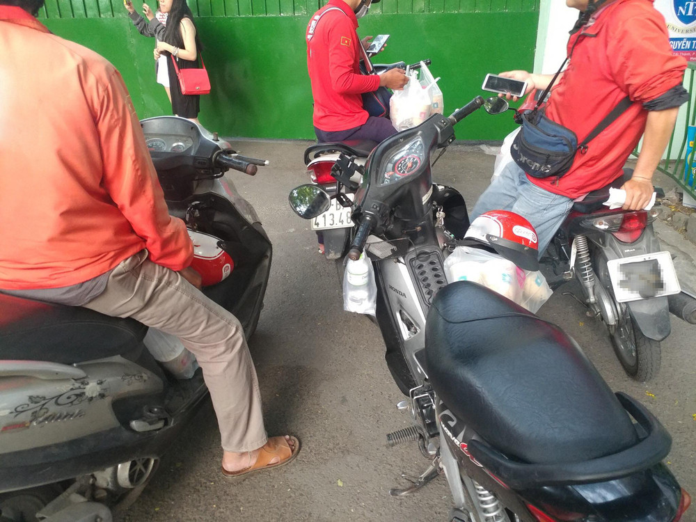 Khi chúng ta cùng gặp nhau tại 1 quán, cùng 1 đơn hàng, tự dưng bỗng thấy vui lạ...