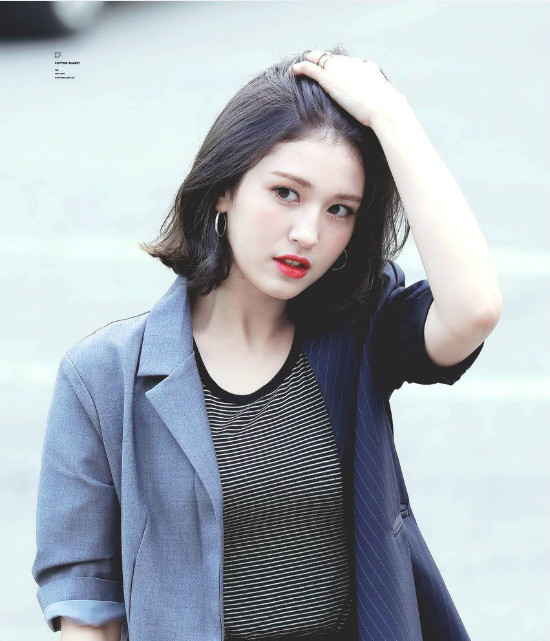 Sự nghiệp của Jeon Somi có nhiều biến động sau khi I.O.I tan rã. Cô nàng trở về JYP và tham gia một số show truyền hình. Đến tháng 9/2018, nữ ca sĩ bất ngờ kết thúc hợp đồng với JYP và gia nhập công ty con của YG, chuẩn bị debut như một ca sĩ solo. 