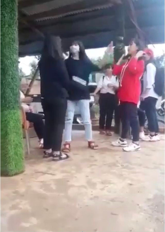 Hình ảnh nữ sinh ở Lâm Đồng bị bắt đứng im cho các bạn thay phiên nhau tát. Ảnh: cắt từ clip.