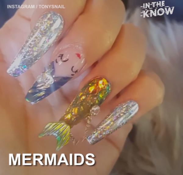 Nàng tiên cả với những chiếc đuôi lấp lánh.