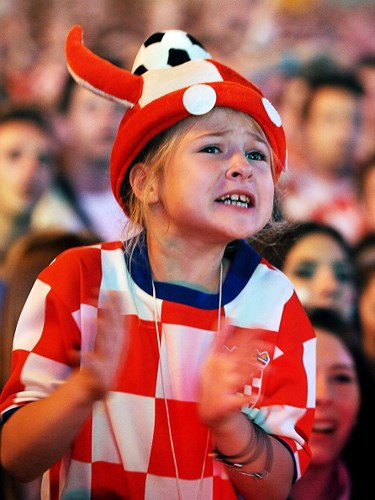 Không khó để nhận ra cổ động viên nhí đáng yêu này đến từ đất nước Croatia xinh đẹp.