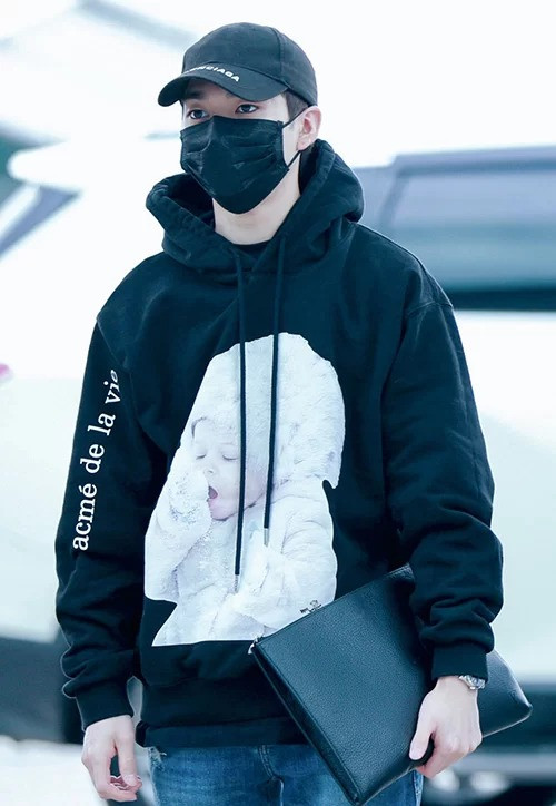 Mẫu áo cũng được lòng nhiều sao nam. Aron (NU’EST) diện hoodie đen in hình em bé đang ngái ngủ cực đáng yêu.