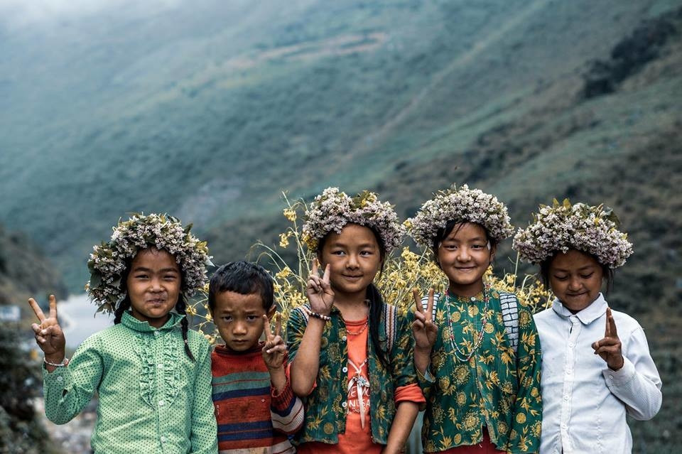 Ánh mắt trong veo, nụ cười rạng rỡ nở trên môi cô bé, cậu bé. Ánh mắt trong veo, nụ cười rạng rỡ nở trên môi cô bé, cậu bé.