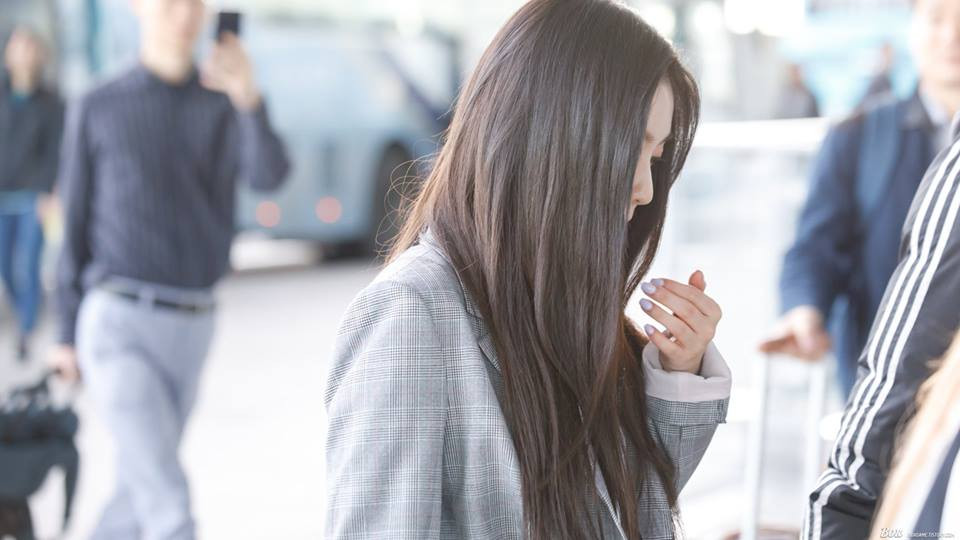 Irene buồn bã khi xuất hiện ngoài sân bay trong khi bị chỉ trích