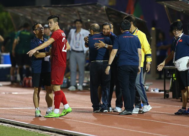 HLV tuyển bóng đá nữ Mai Đức Chung tới chúc mừng thầy Park.