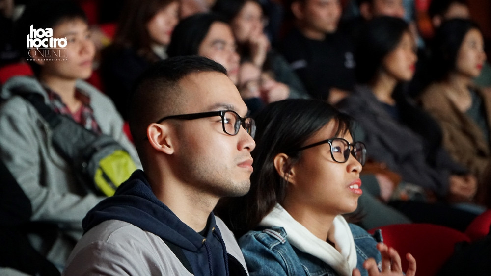Các fan hâm mộ rất chăm chú và tập trung để chờ đợi giây phút MV “Những ngày tháng tuyệt vời