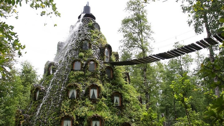 Khách sạn Montaña Mágica Lodge, Chile. Khách sạn giống như núi lửa này ẩn mình ở trung tâm của khu bảo tồn thiên nhiên rộng lớn. Du khách muốn nghỉ ở đây trước tiên phải đủ dũng cảm để đi qua một cây cầu dây văng.