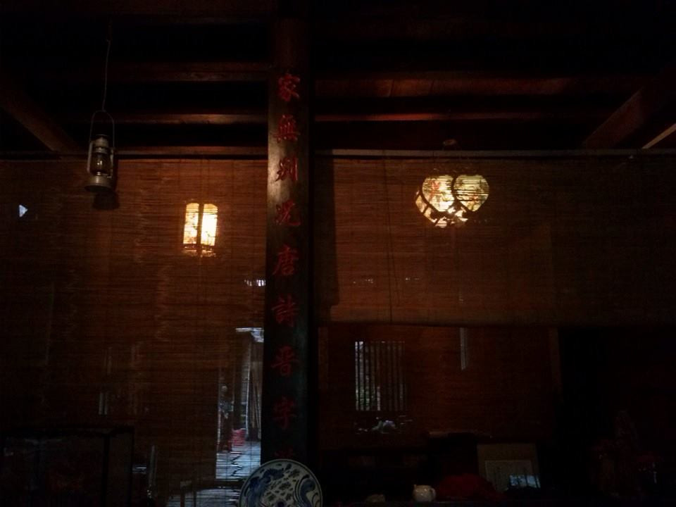 Mùi hương trầm lan tỏa khắp không gian, cảm giác vô cùng dễ chịu Mùi hương trầm lan tỏa khắp không gian, cảm giác vô cùng dễ chịu