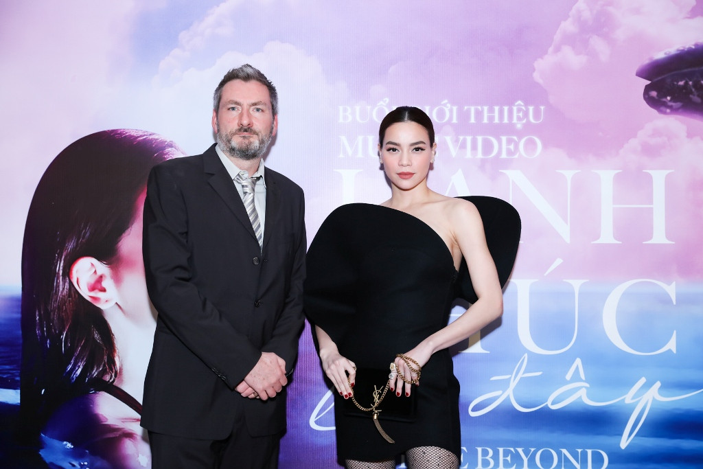 Hồ Ngọc Hà và đạo diễn người Úc tại sự kiện ra mắt MV.