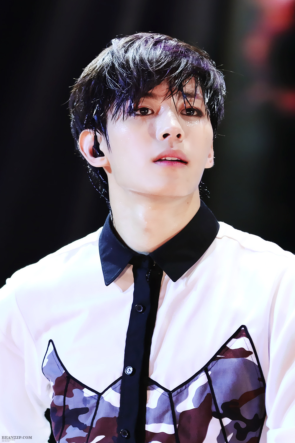 Ai sợ cảnh tóc bết mặt ướt thì sợ, chứ Hongbin (VIXX) chẳng ngại gì đâu. Anh chàng đã đạt đến cảnh giới bất chấp mồ hôi rồi.