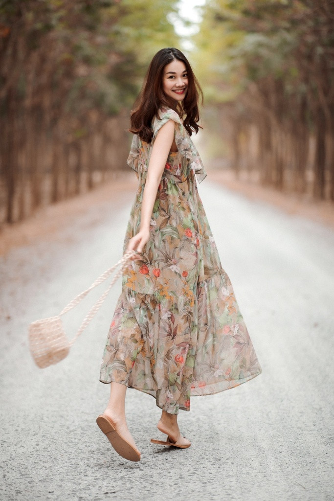 Không cần phải váy áo lộng lẫy, chỉ đơn giản là những bức ảnh được chụp một cách ngẫu nhiên đơn giản nhưng chân dài họ Phạm cũng đủ khiến mọi người ngất ngây với nụ cười tỏa nắng.