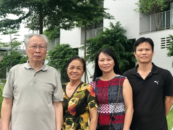 Gia đình của sinh viên Nguyễn Quang Tuấn cũng có mặt đông đủ tham dự Lễ khai giảng (ông bà và bố mẹ).