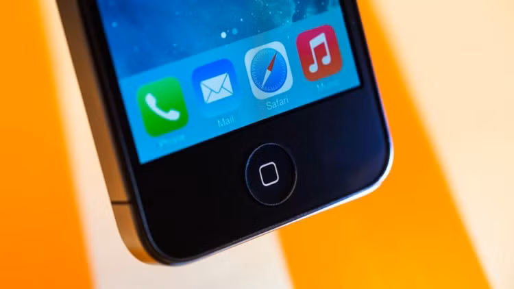 iPhone 4s (2011): Ở iPhone 4s, chữ “S” là “Siri”. Với chiếc máy này Apple đã nâng tính năng trợ giúp giọng nói vốn không được dùng nhiều lúc bấy giờ lên một tầm cao mới.