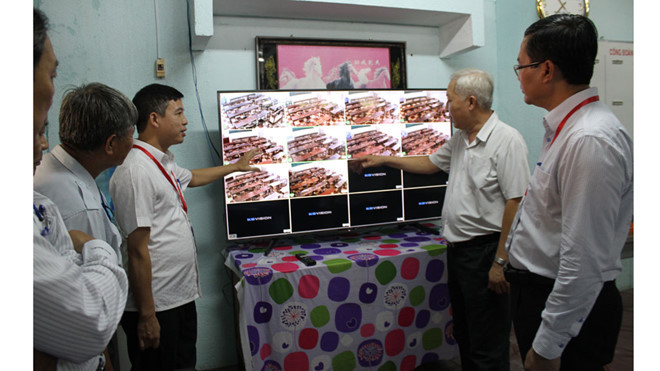 Thứ trưởng Bộ GD-ĐT Nguyễn Văn Phúc kiểm tra khu vực camera tại điểm chấm thi của tỉnh Bến Tre. Ảnh: NHƯ HẠO. Thứ trưởng Bộ GD-ĐT Nguyễn Văn Phúc kiểm tra khu vực camera tại điểm chấm thi của tỉnh Bến Tre. Ảnh: NHƯ HẠO.