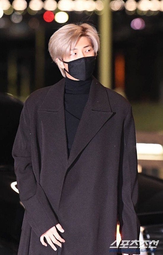 RM luôn có hình ảnh giỏi giang, lịch lãm như một tổng tài khi ra sân bay.