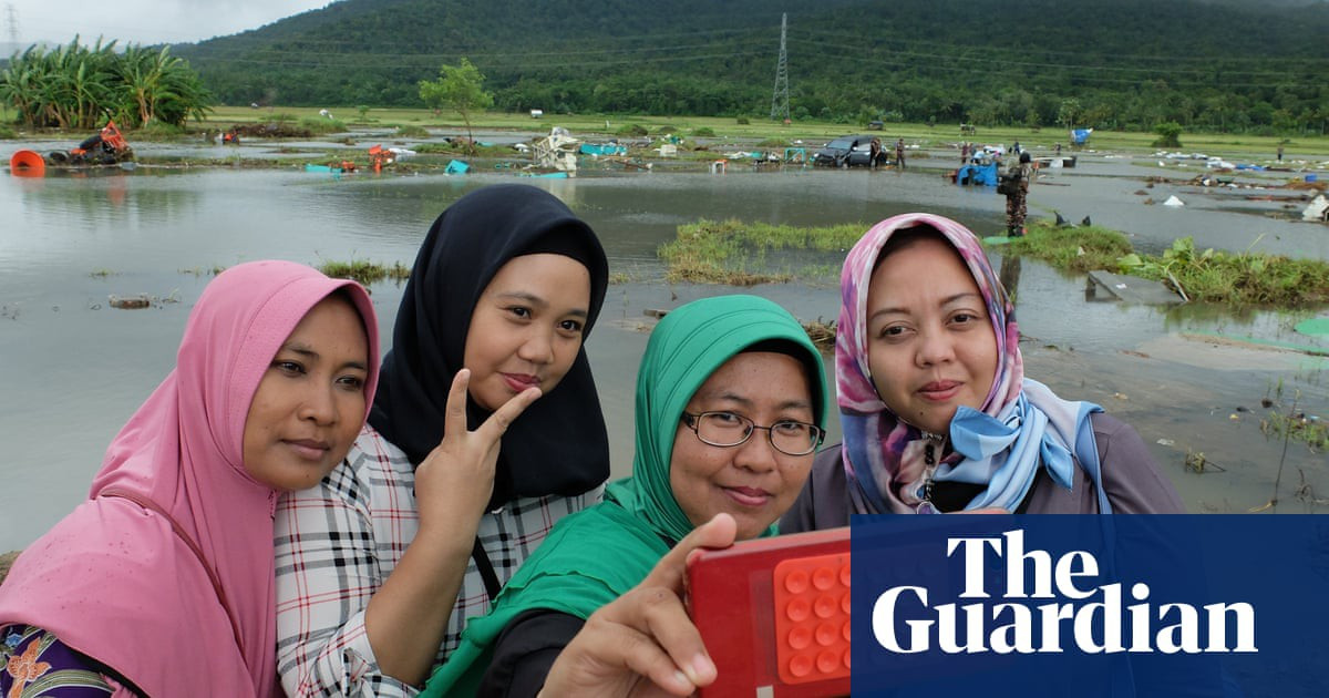 Nhóm các du khách vô tư chụp hình tại nơi từng xảy ra thảm họa sóng thần cách đây gần 1 tuần.