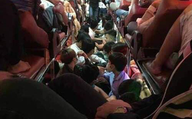Sự đông đúc chật chội trên một chuyến xe ngày giáp Tết.