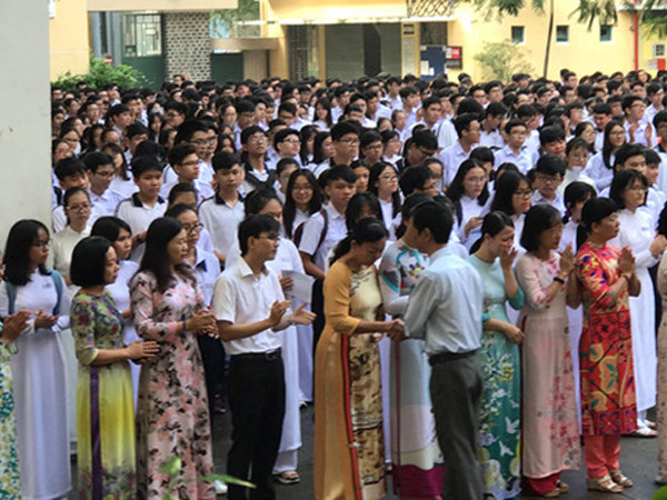 Thầy hiệu trưởng bắt tay và chào tạm biệt các giáo viên, học sinh. Thầy hiệu trưởng bắt tay và chào tạm biệt các giáo viên, học sinh.
