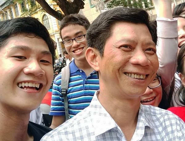 Thầy Nghi và học sinh Trần Đại Nghĩa. Ảnh: Nhật Trình