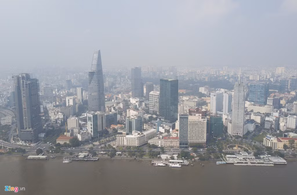 Trung tâm và các quận, huyện ở TP.HCM đều bị bao phủ bởi màu trắng đục từ sáng đến trưa 14/11.