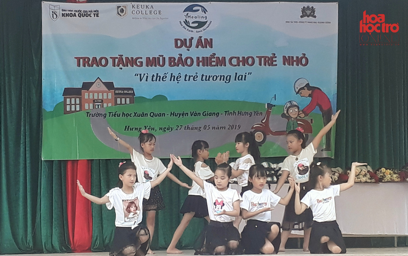Tiết mục văn nghệ mở màn chương trình đến từ các bạn nhỏ trường Tiểu học Xuân Quan. Tiết mục văn nghệ mở màn chương trình đến từ các bạn nhỏ trường Tiểu học Xuân Quan.