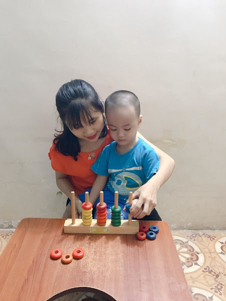 Lớp học chuyên biệt đòi hỏi sự kiên trì, nhẫn nại và yêu thương trẻ từ các giáo viên.