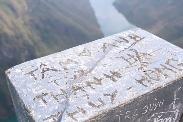 Điểm đến tham quan đẹp nổi tiếng của Hà Giang trở nên nhếch nhác, phản cảm. Ảnh: Hưng Trần.