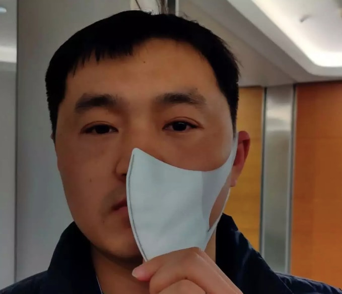 Thủ thuật gập khẩu trang để che một phần bên mặt mà Xuanwu Lab áp dụng để “đánh lừa” iPhone của Apple. (Ảnh: Xuanwu Lab)