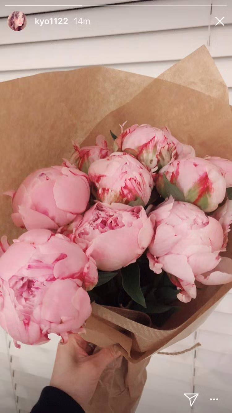 Vào ngày 21/5, Song Hye Kyo khoe bó hoa hồng mẫu đơn đắt đỏ mà Song Joong Ki tặng cho để kỷ niệm ngày vợ chồng, một ngày lễ truyền thống ở Hàn Quốc.