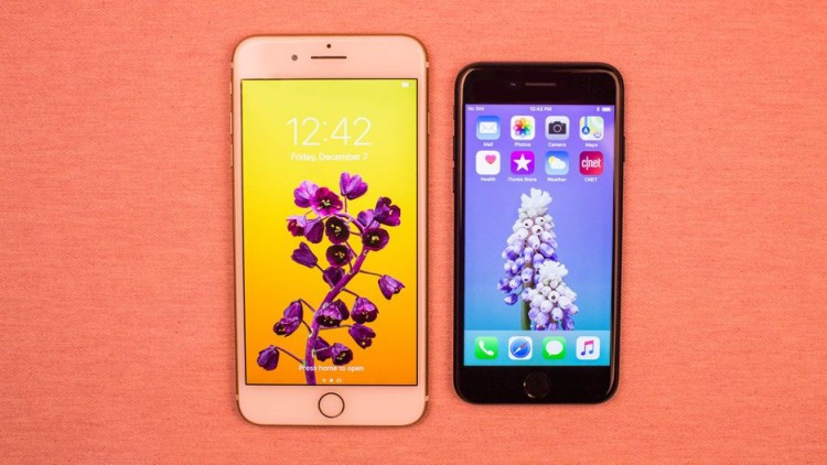 iPhone 7 và iPhone 7 Plus (2016): iPhone 7 và 7 Plus có những thay đổi khá thú vị về ngoại hình, trong đó có việc bổ sung thêm màu đen bóng (Jet Black) mà thực tế khá… dễ xước.