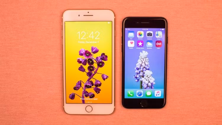 iPhone 7 và iPhone 7 Plus (2016): iPhone 7 và 7 Plus có những thay đổi khá thú vị về ngoại hình, trong đó có việc bổ sung thêm màu đen bóng (Jet Black) mà thực tế khá… dễ xước.