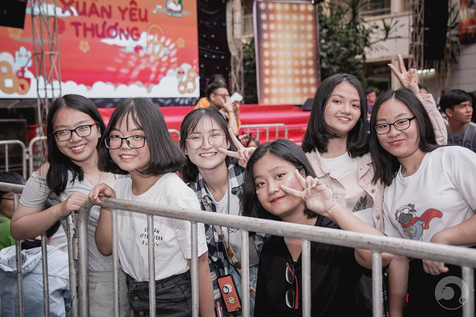 Các bạn học sinh hào hứng tham gia đêm nhạc